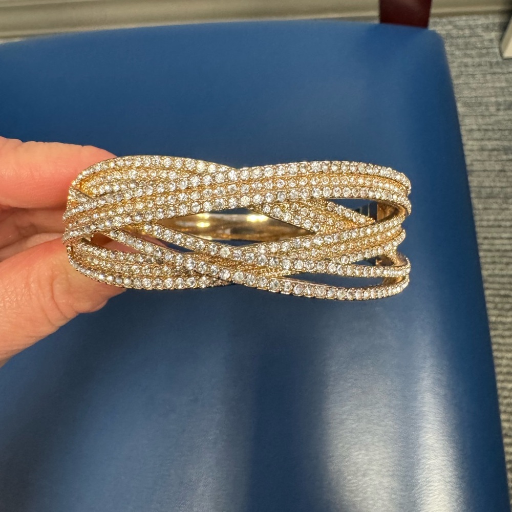 Elegant Gold plated and diamon Crystal Bracelet A solid beautiful piece